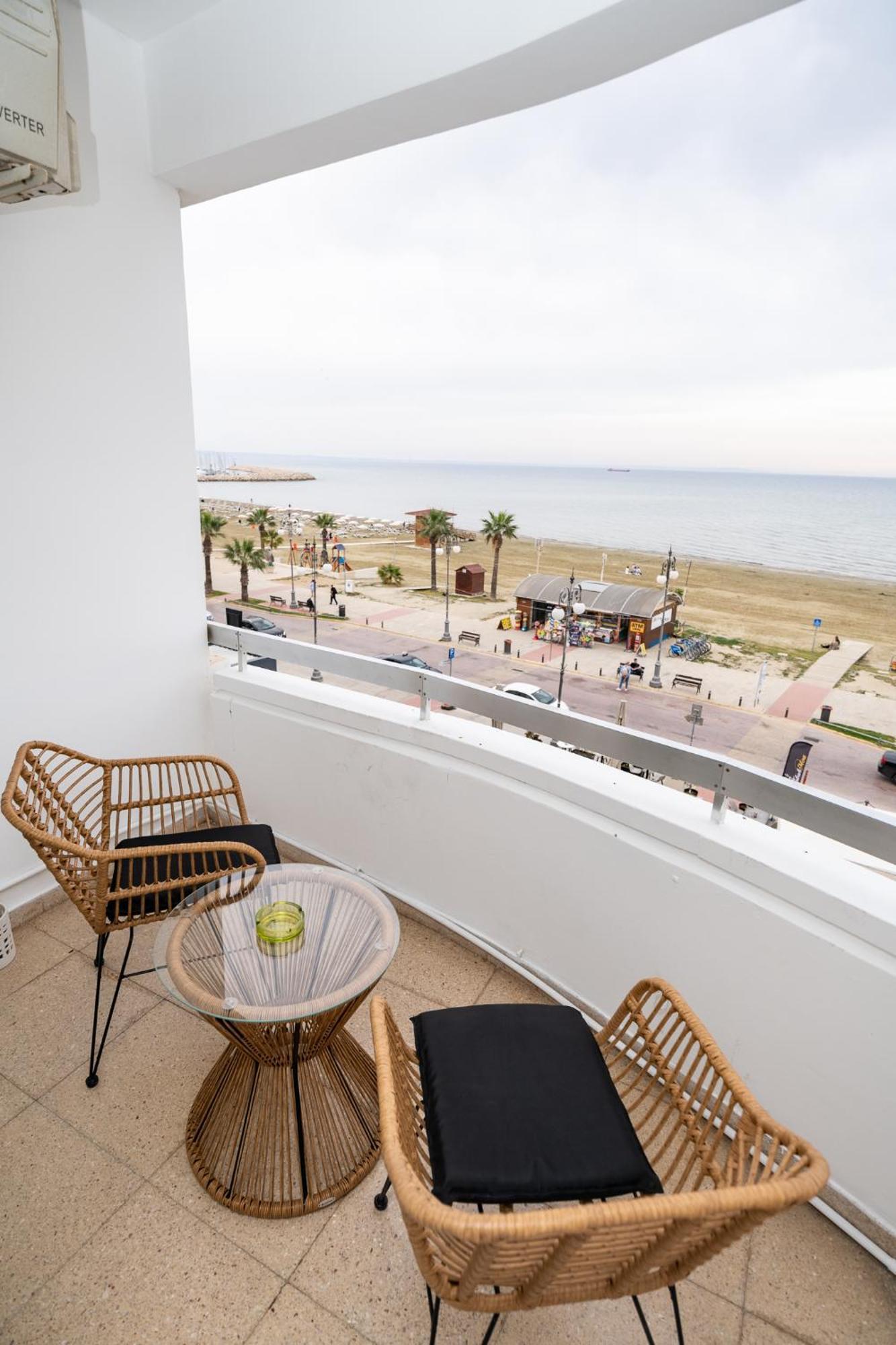 Lazuli Sea View Beachfront Ap 21 Larnaca Exteriér fotografie