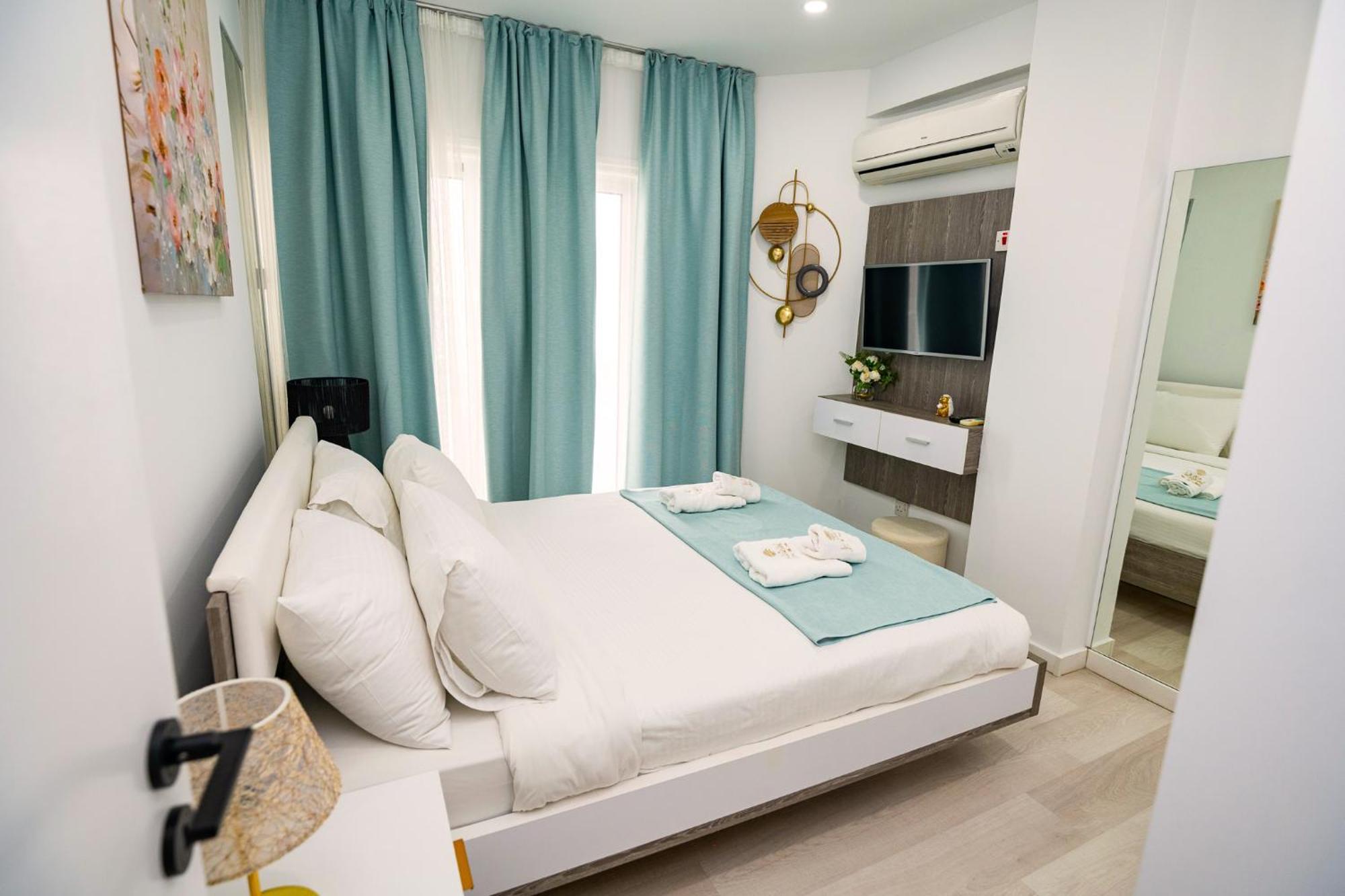 Lazuli Sea View Beachfront Ap 21 Larnaca Exteriér fotografie